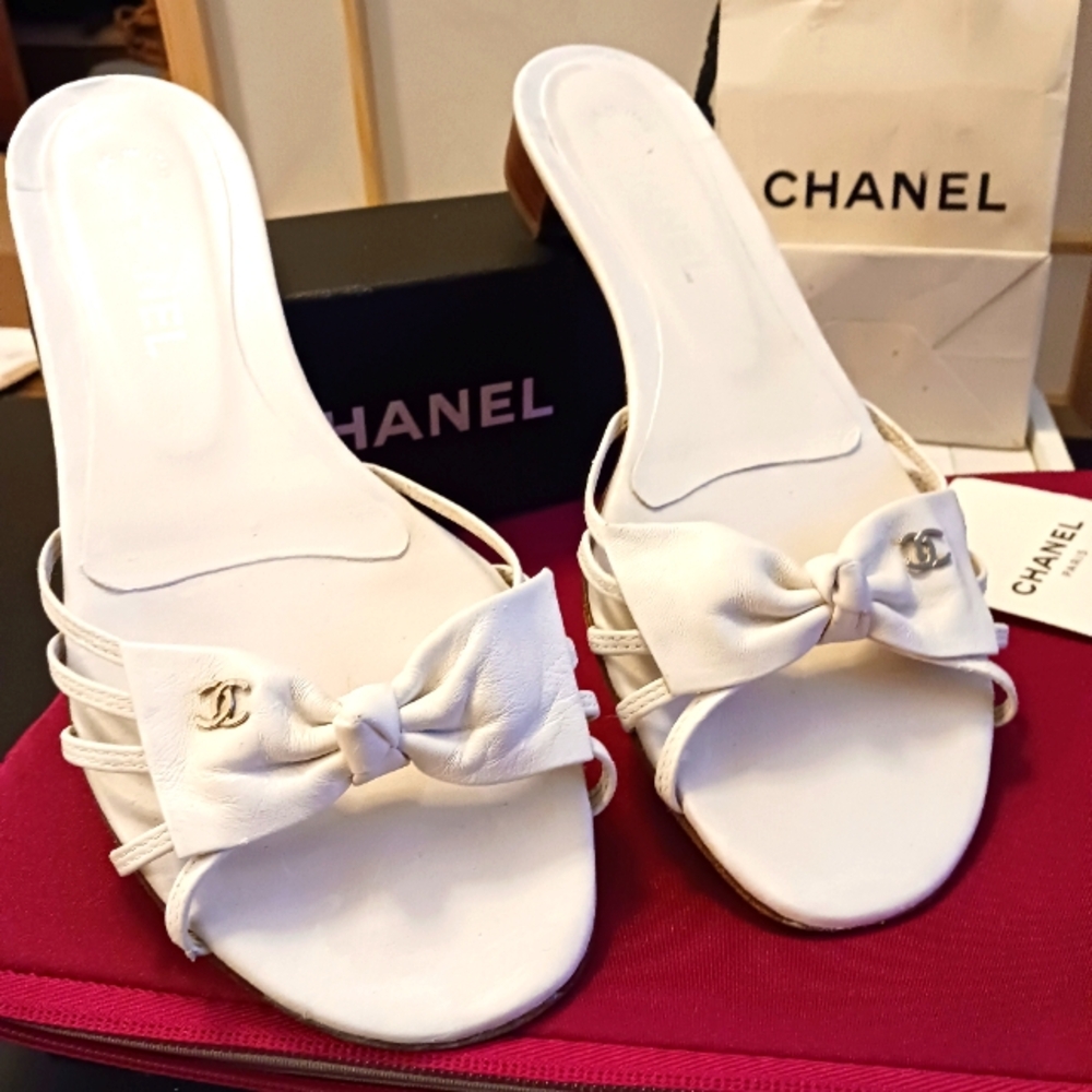 Chanel hite lambskin leather sandels logo CC sz 37.1\2 Authentic